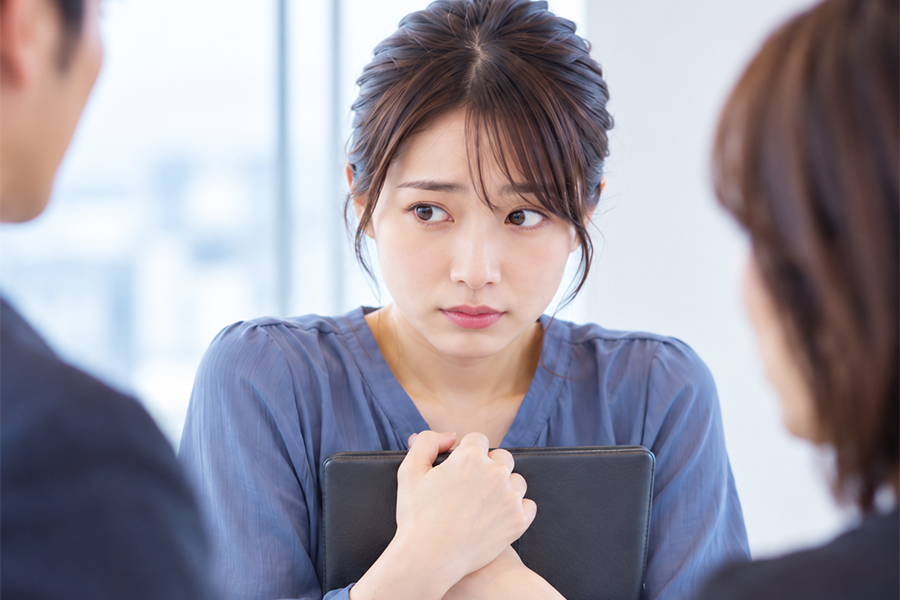 人見知りな大人の特徴と原因